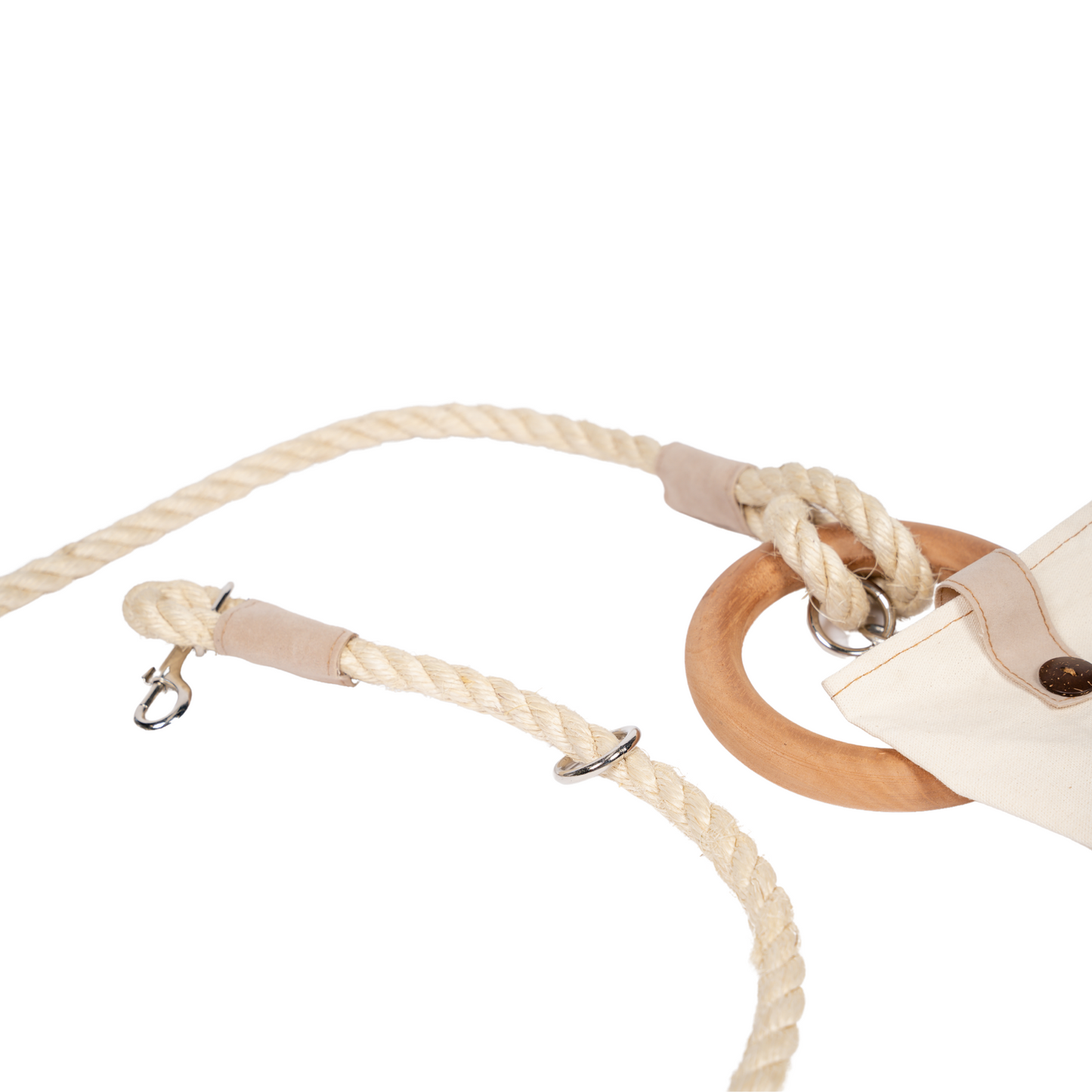 American Pet Supplies carbon neutral dog leash made of natural rope with wooden ring handle