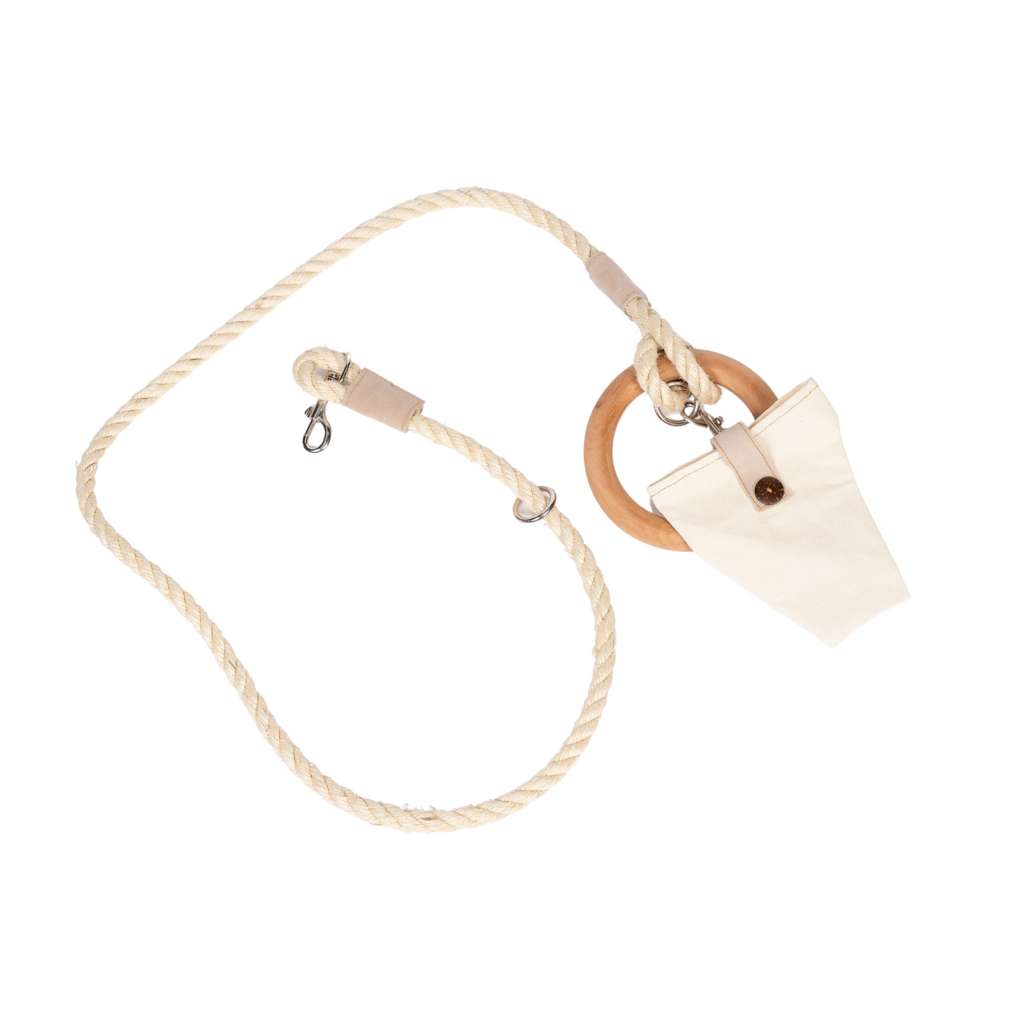 American Pet Supplies carbon neutral dog leash made of natural rope with wooden ring handle and pouch